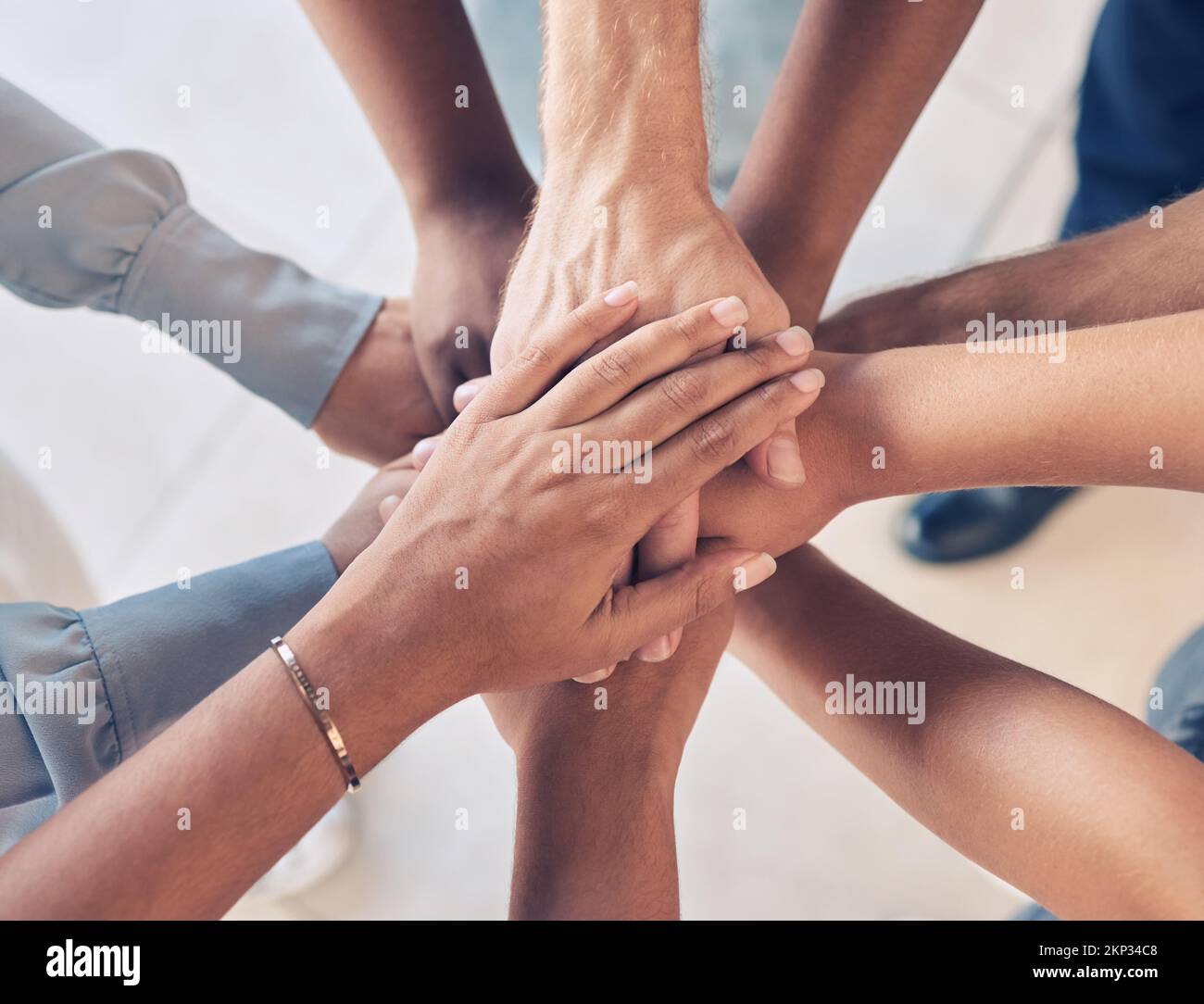 Lavoro di squadra, collaborazione e team building di persone aziendali con supporto, collaborazione o missione di startup per la storia aziendale. Cartello pila a mano Foto Stock