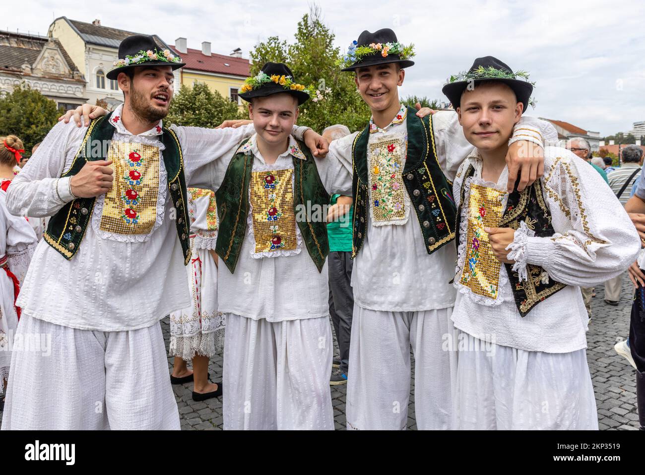 Ballerini popolari rumeni e ungheresi di fronte alla Chiesa di San Michele in Piazza Unirii, Cluj-Napoca, Romania Foto Stock