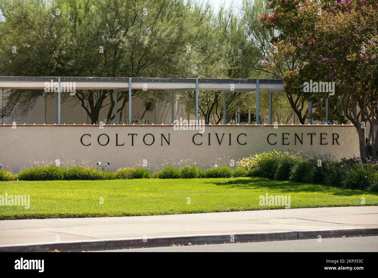 Colton, California, USA - 18 settembre 2022: La luce del mattino illumina il centro amministrativo di Colton. Foto Stock