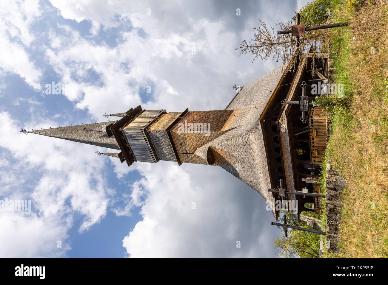 Chiesa degli Arcangeli Michele e Gabriel Chiesa ortodossa rumena nel villaggio di Plopiș, Surdesti, Romania Foto Stock