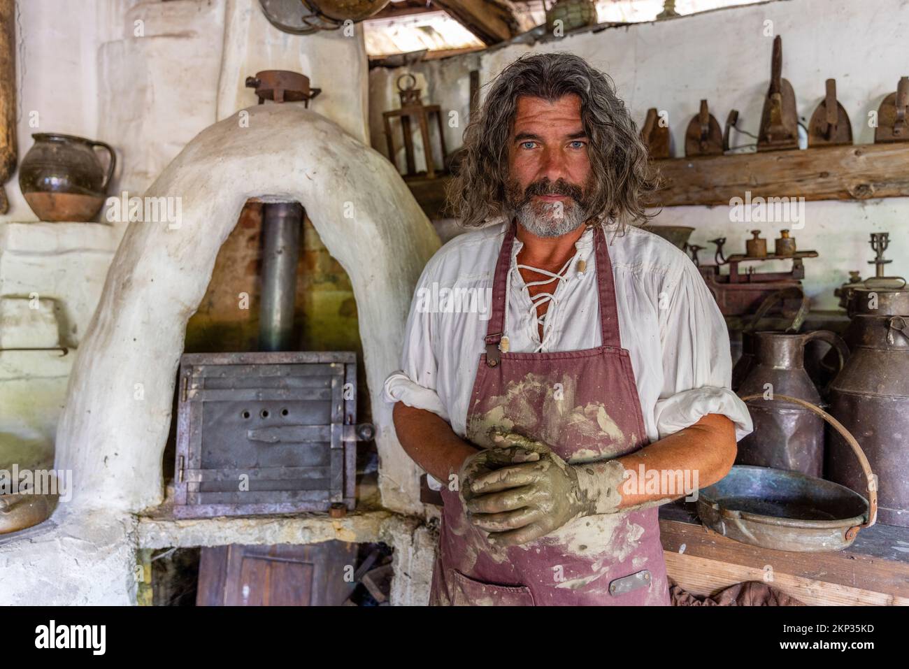 Vasaio e ceramicista a Casa Olarului a Vama Baia Mare, Satu Mare, Romania Foto Stock