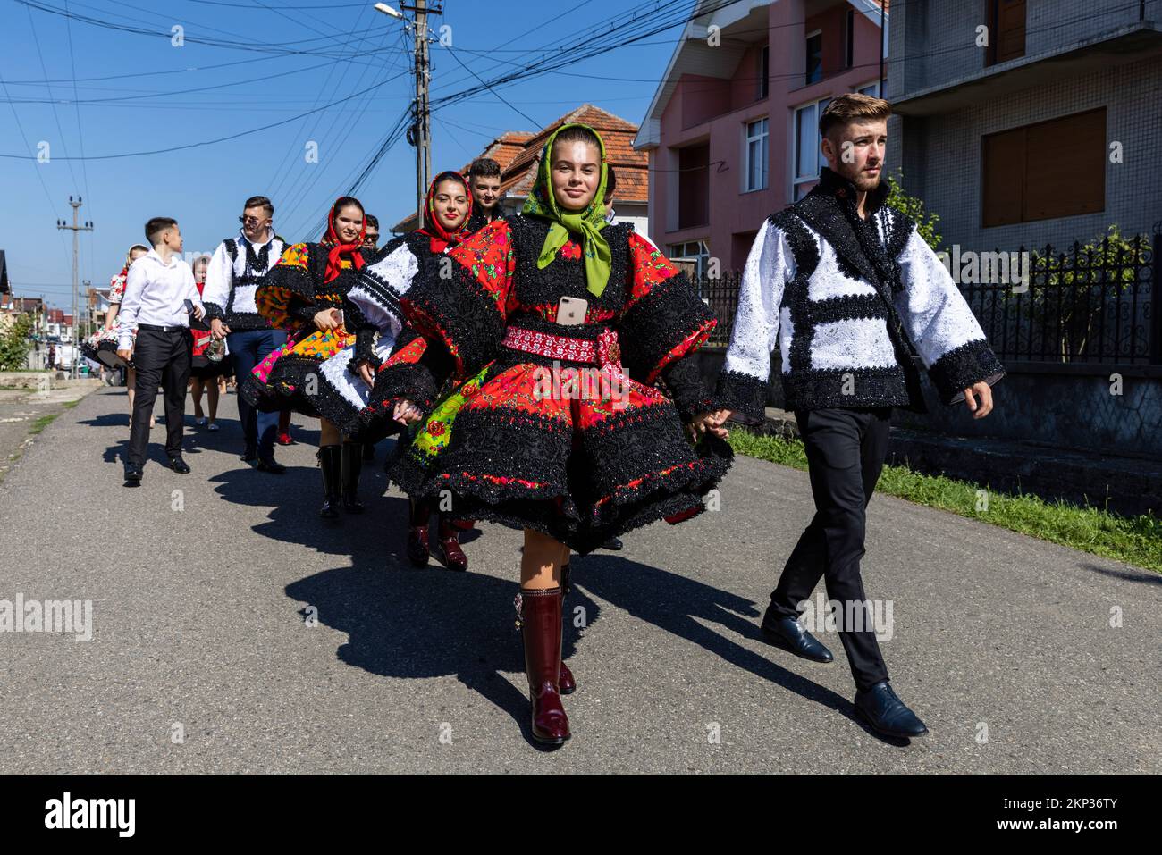 Tradizionale processione di nozze attraverso il villaggio di Certeze, Satu Mare, Romania Foto Stock