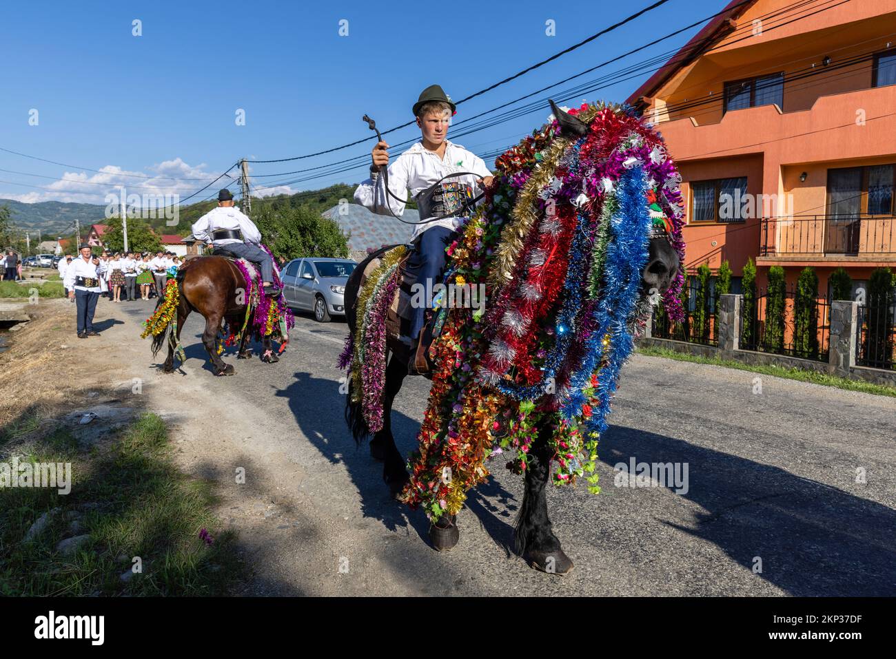 Tradizionale processione di nozze con cavalli decorati attraverso il comune di Sieu, Bistrița-Năsăud, Romania Foto Stock