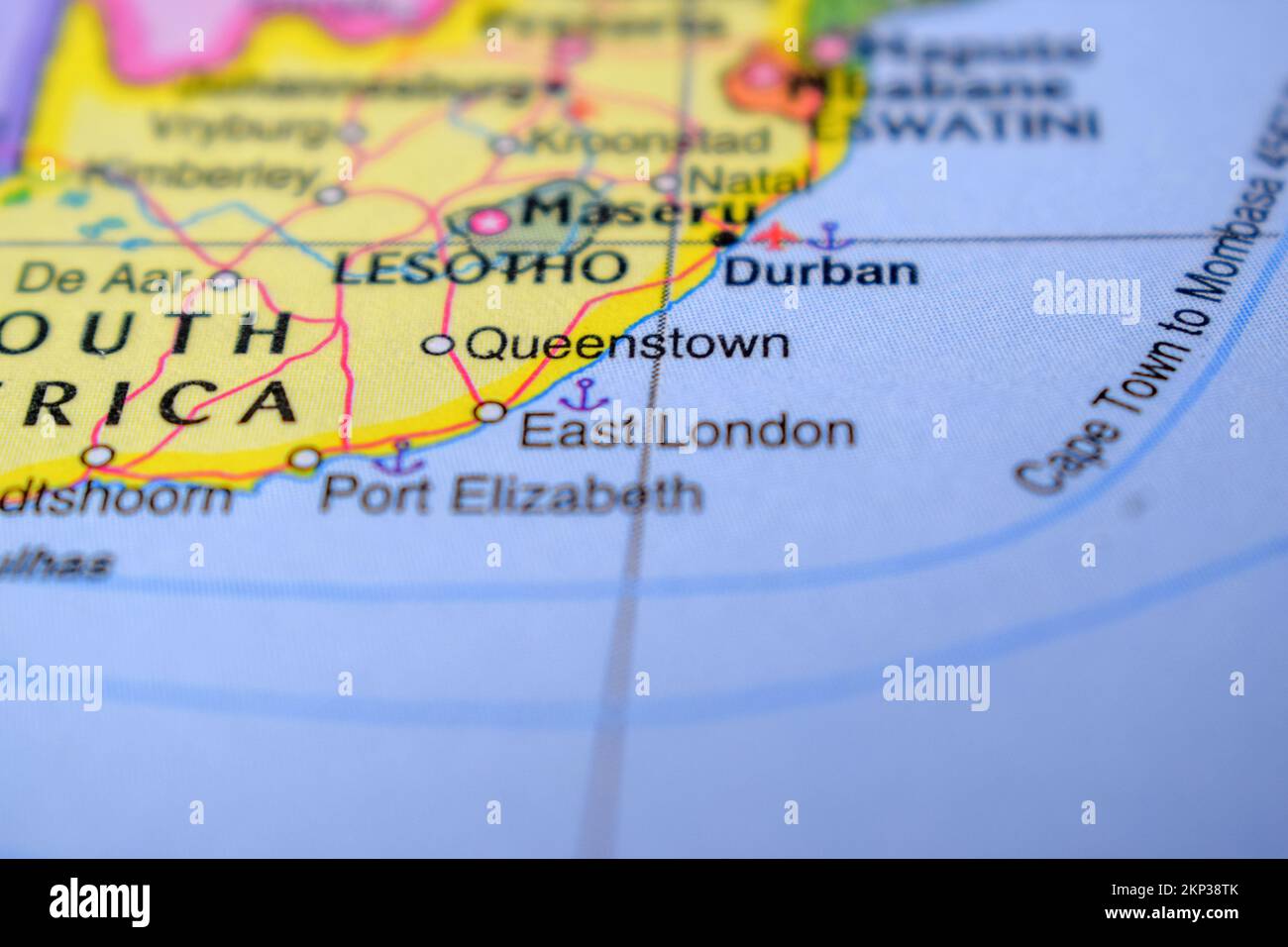 Queenstown concetto di viaggio Nome del paese sulla mappa del mondo politico molto Macro primo piano Visualizza fotografia d'archivio Foto Stock