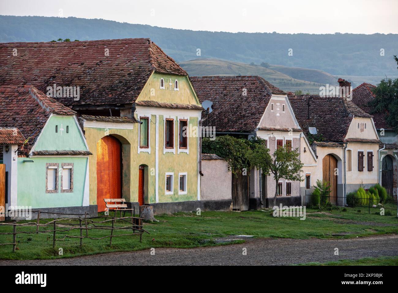 Viscri, incantevole villaggio sassone in Transilvania, Romania Foto Stock