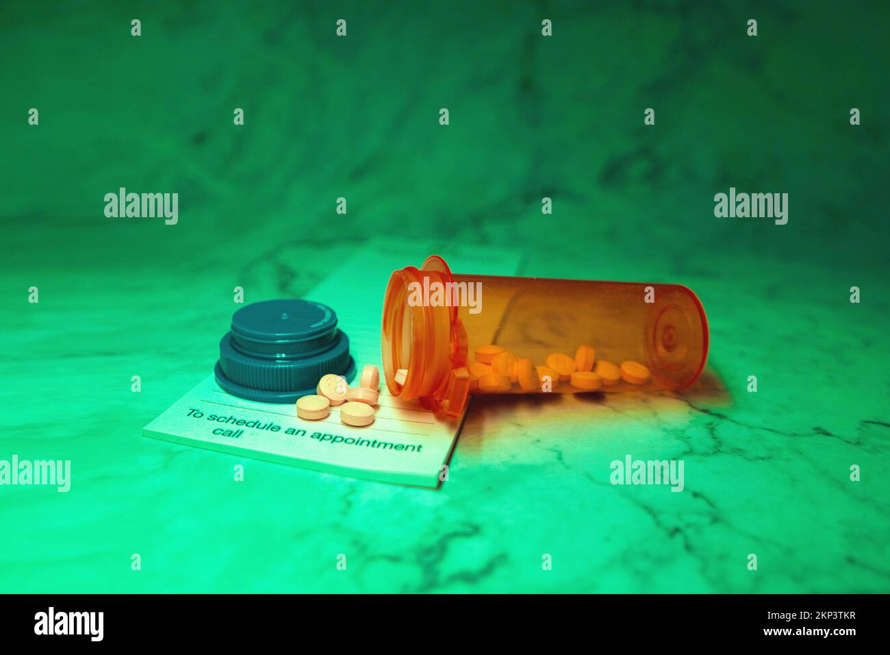 Aprire il flacone del medicinale con le pillole per qualcuno. sulla parte superiore di un tastierino di prescrizione luci a led al neon Foto Stock