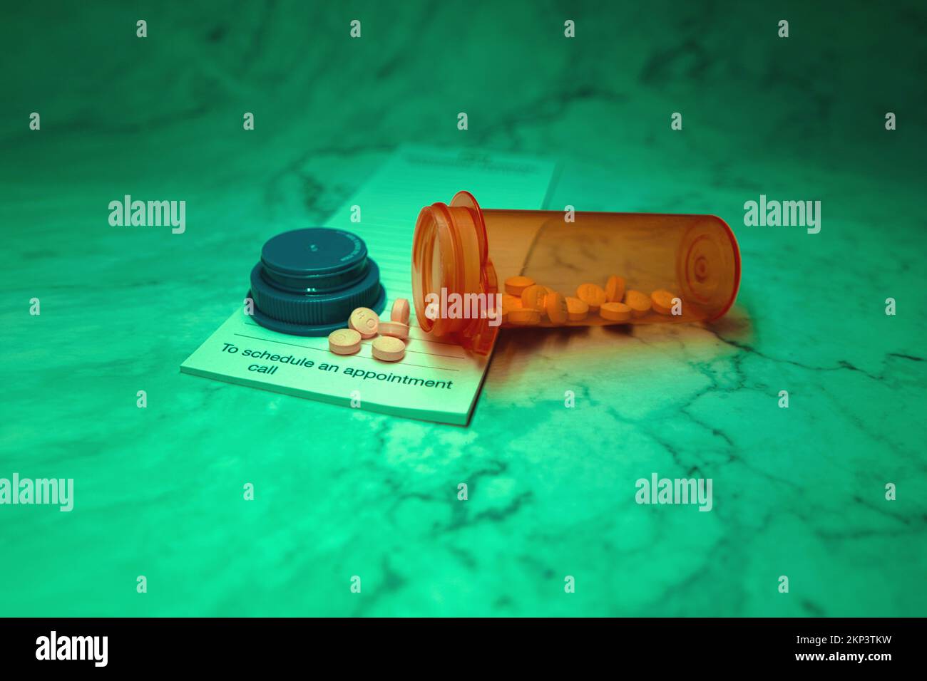 Aprire il flacone del medicinale con le pillole per qualcuno. sulla parte superiore di un tastierino di prescrizione luci a led al neon Foto Stock