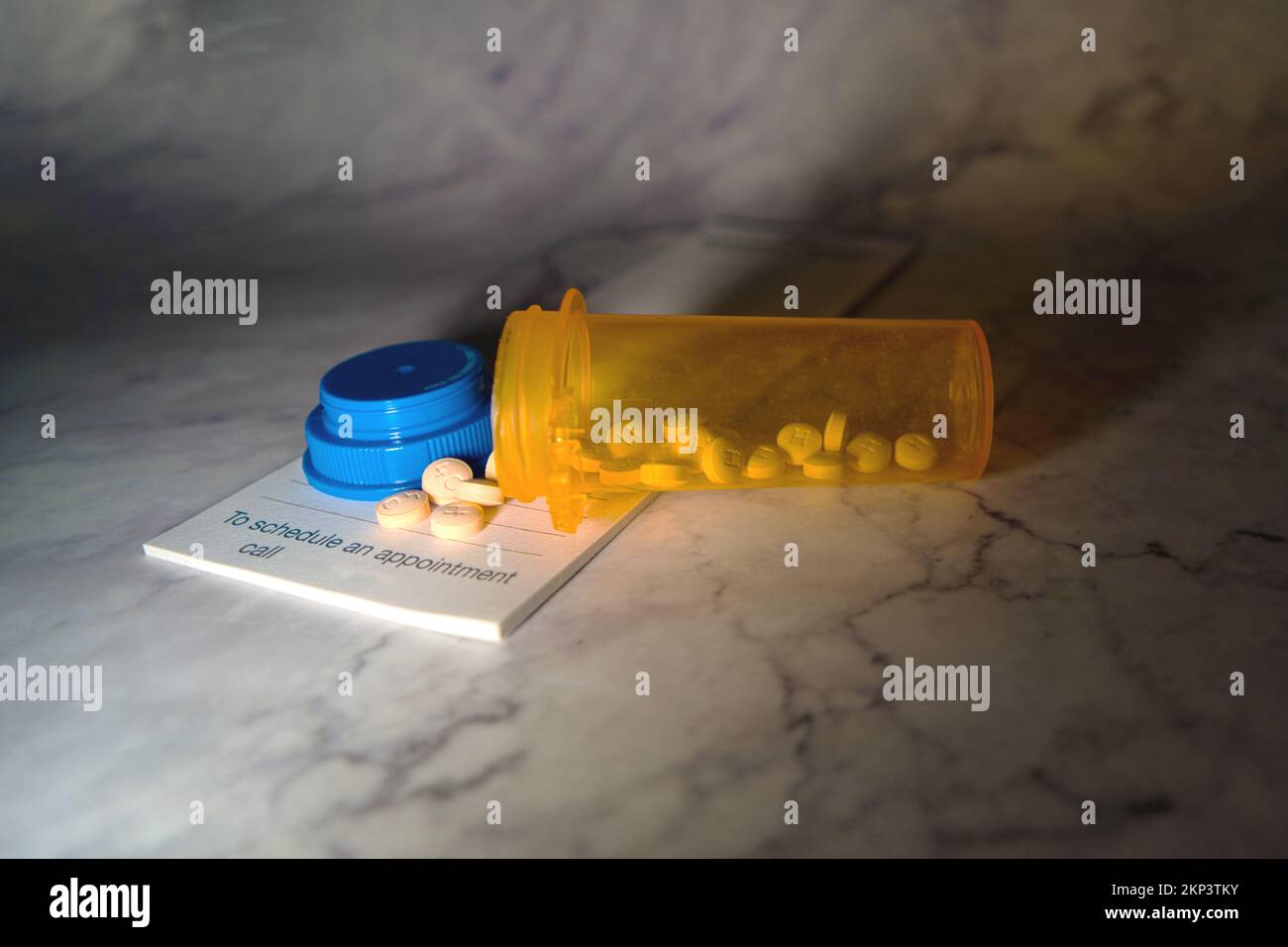 Aprire il flacone del medicinale con le pillole per qualcuno. sulla parte superiore di un tastierino di prescrizione luci a led al neon Foto Stock