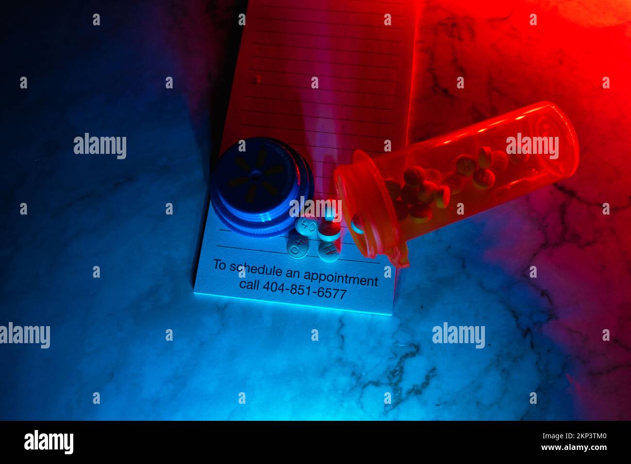 Aprire il flacone del medicinale con le pillole per qualcuno. sulla parte superiore di un tastierino di prescrizione luci a led al neon Foto Stock