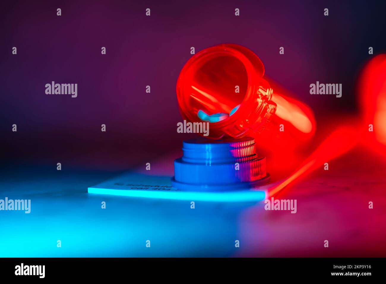 Aprire il flacone del medicinale con le pillole per qualcuno. sulla parte superiore di un tastierino di prescrizione luci a led al neon Foto Stock
