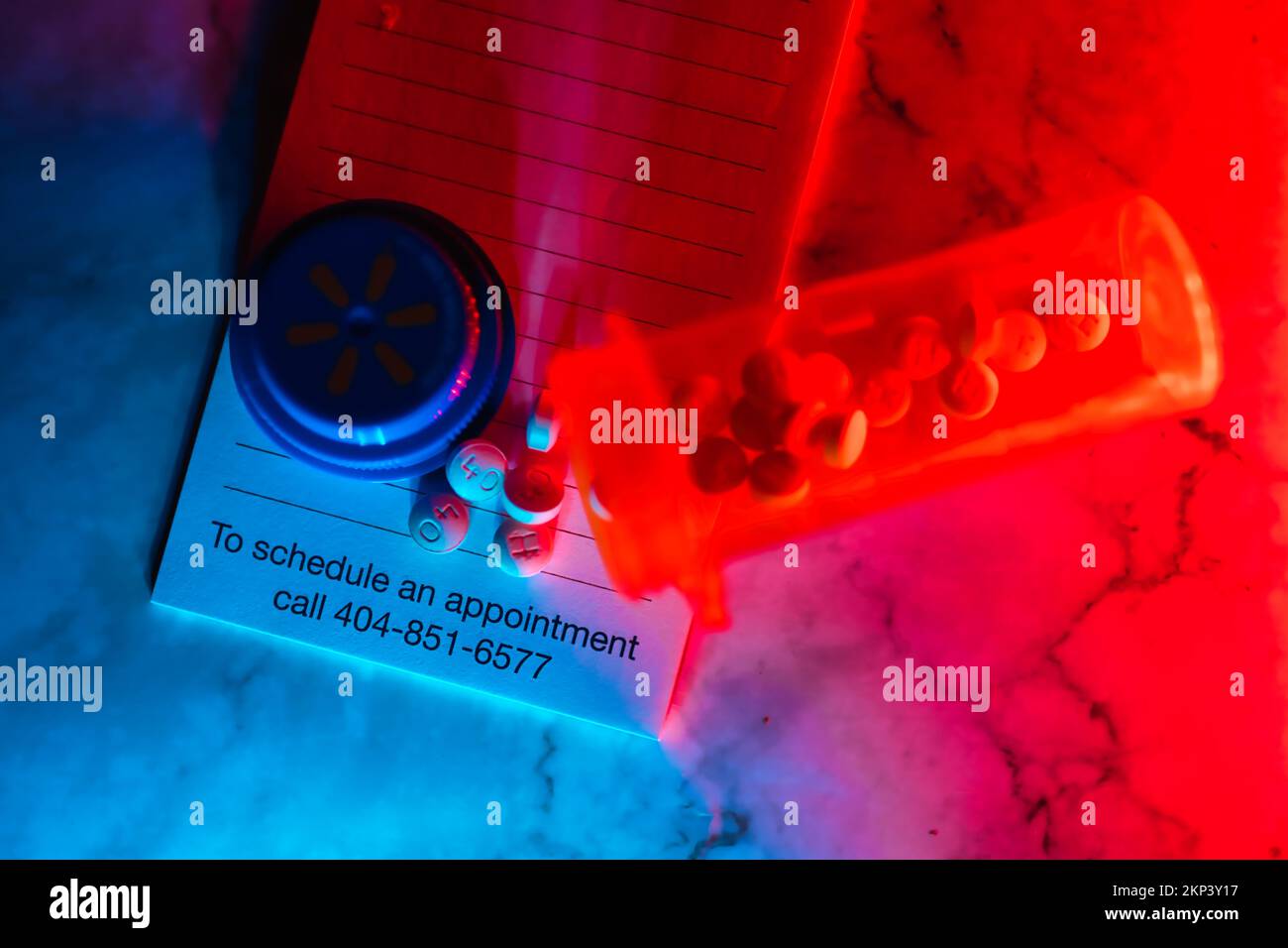 Aprire il flacone del medicinale con le pillole per qualcuno. sulla parte superiore di un tastierino di prescrizione luci a led al neon Foto Stock