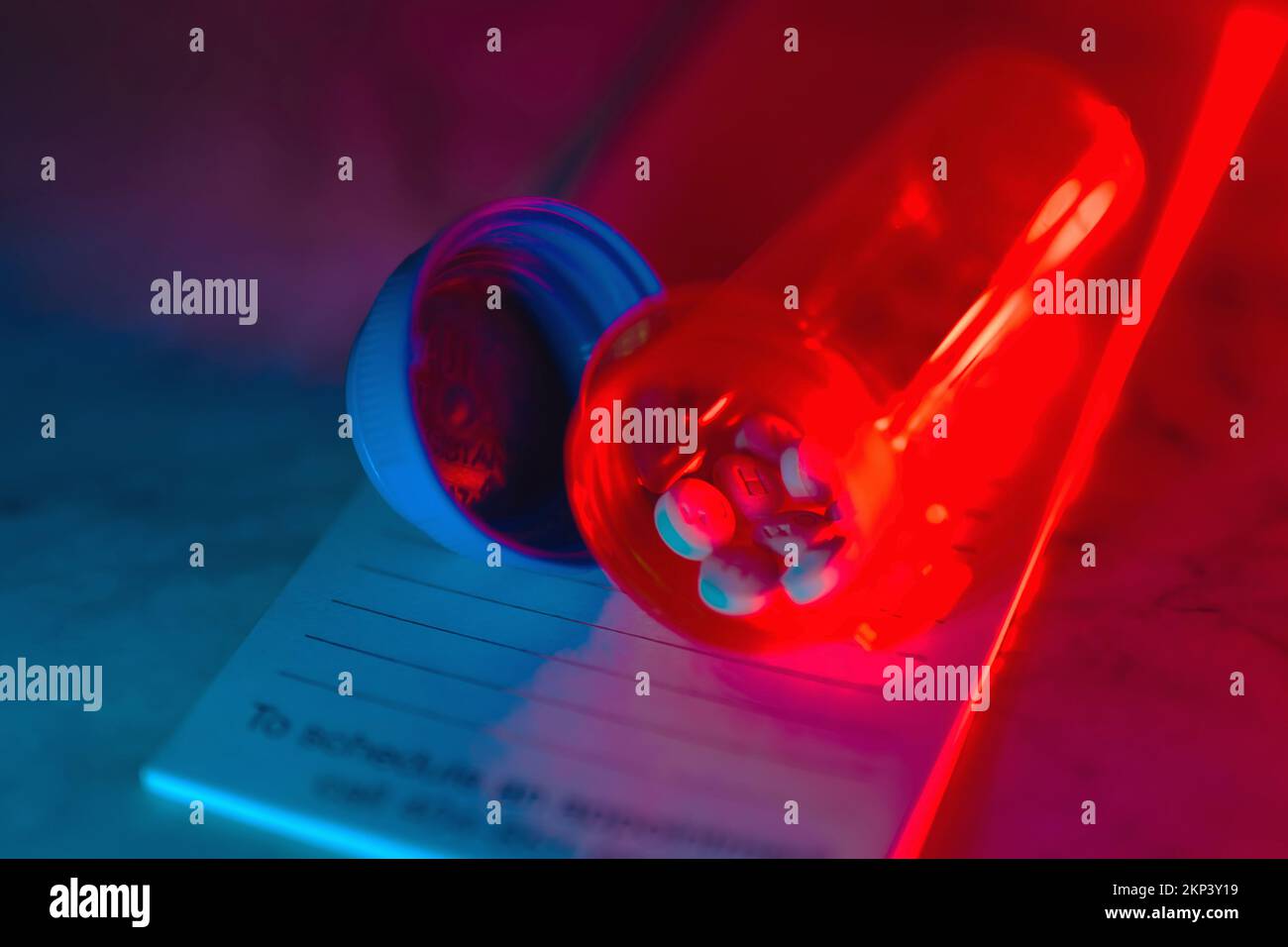 Aprire il flacone del medicinale con le pillole per qualcuno. sulla parte superiore di un tastierino di prescrizione luci a led al neon Foto Stock