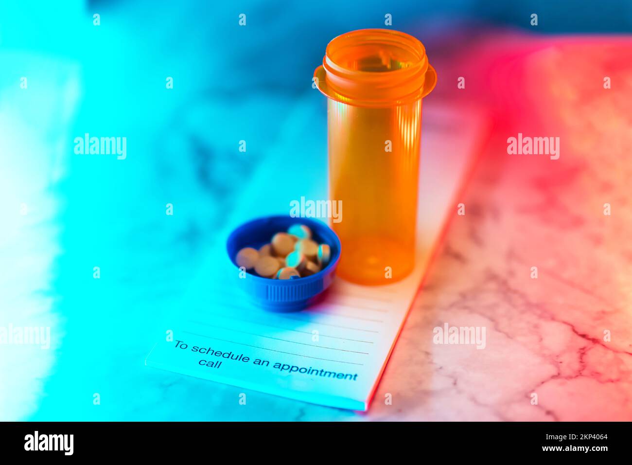 Aprire il flacone del medicinale con le pillole per qualcuno. sulla parte superiore di un tastierino di prescrizione luci a led al neon Foto Stock