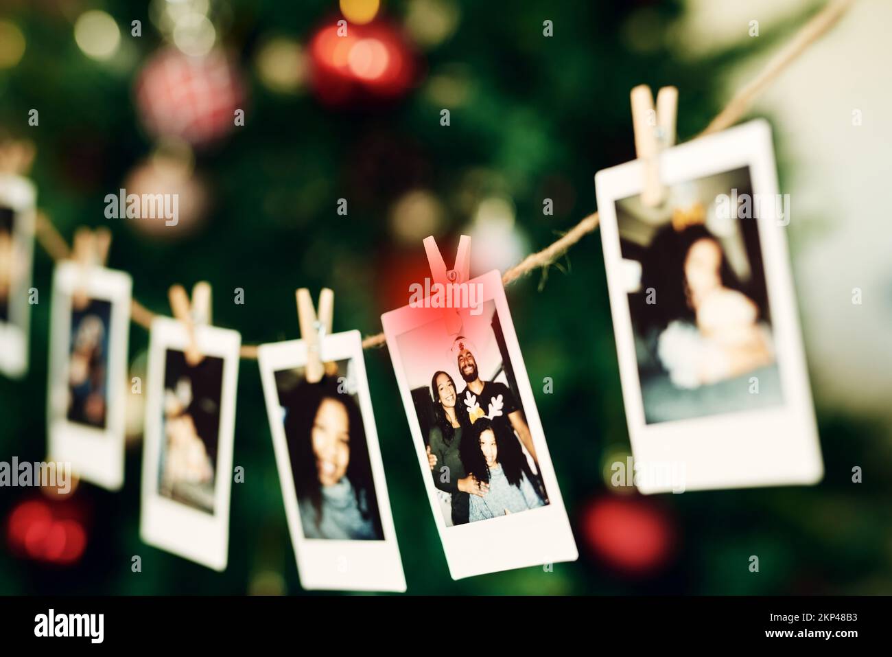 Natale, famiglia e foto appesi per decorazione su PEG line per festival, tradizione e vacanza a casa. Fotografia, festeggiamenti e. Foto Stock