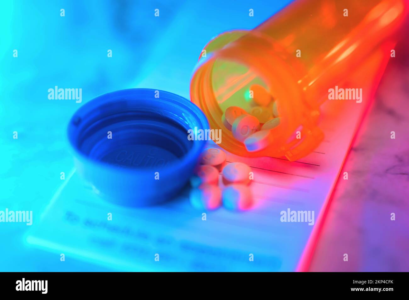 Aprire il flacone del medicinale con le pillole per qualcuno. sulla parte superiore di un tastierino di prescrizione luci a led al neon Foto Stock