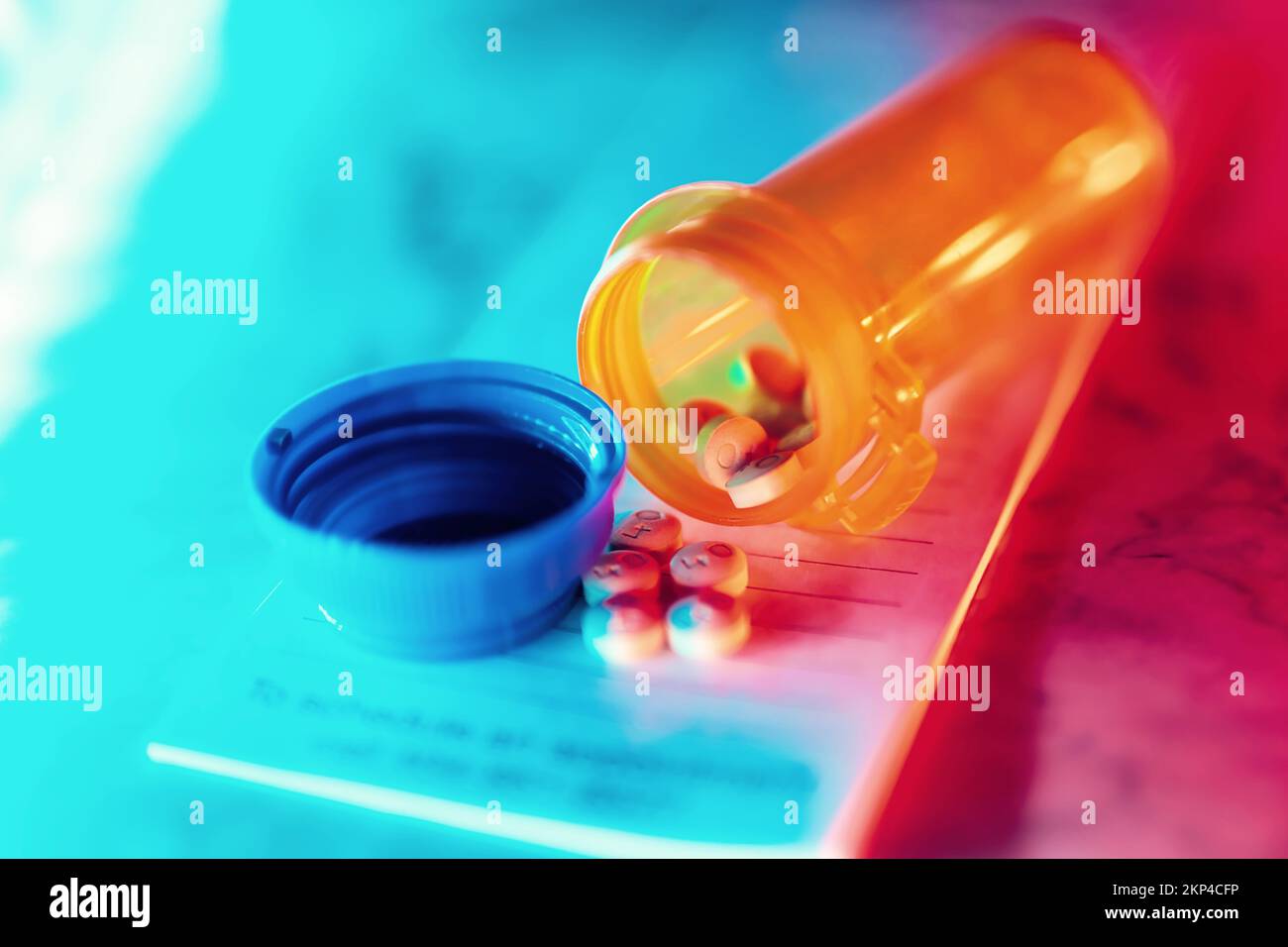 Aprire il flacone del medicinale con le pillole per qualcuno. sulla parte superiore di un tastierino di prescrizione luci a led al neon Foto Stock