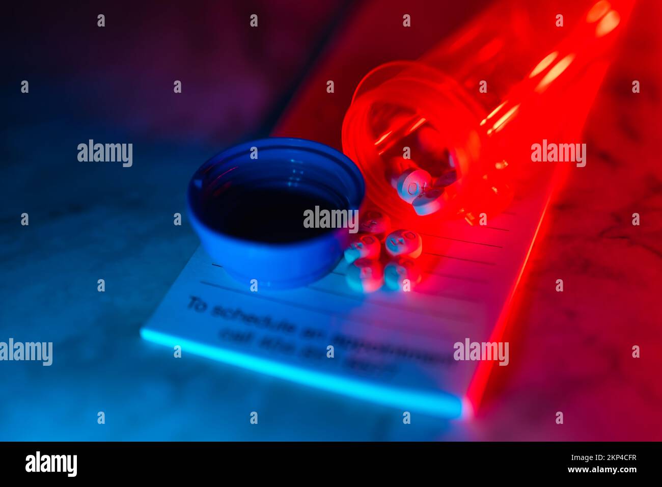 Aprire il flacone del medicinale con le pillole per qualcuno. sulla parte superiore di un tastierino di prescrizione luci a led al neon Foto Stock