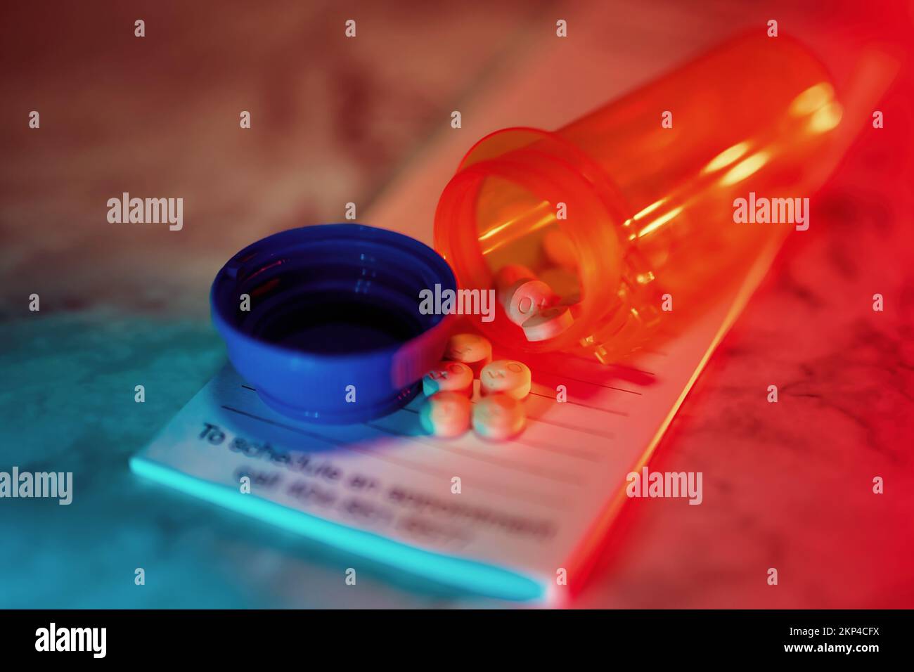 Aprire il flacone del medicinale con le pillole per qualcuno. sulla parte superiore di un tastierino di prescrizione luci a led al neon Foto Stock