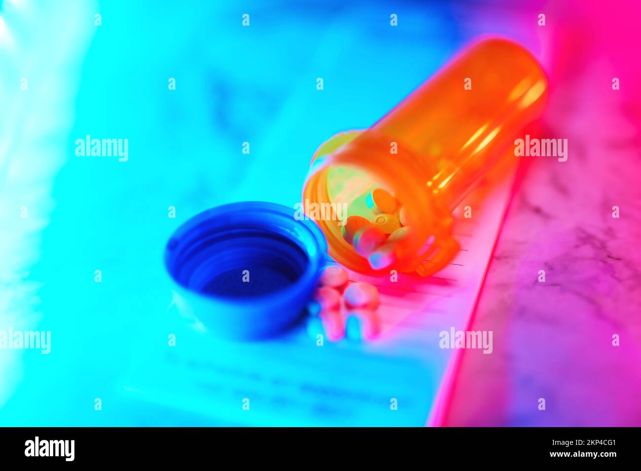 Aprire il flacone del medicinale con le pillole per qualcuno. sulla parte superiore di un tastierino di prescrizione luci a led al neon Foto Stock