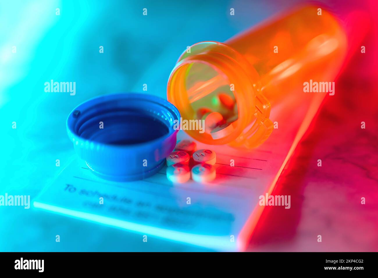 Aprire il flacone del medicinale con le pillole per qualcuno. sulla parte superiore di un tastierino di prescrizione luci a led al neon Foto Stock