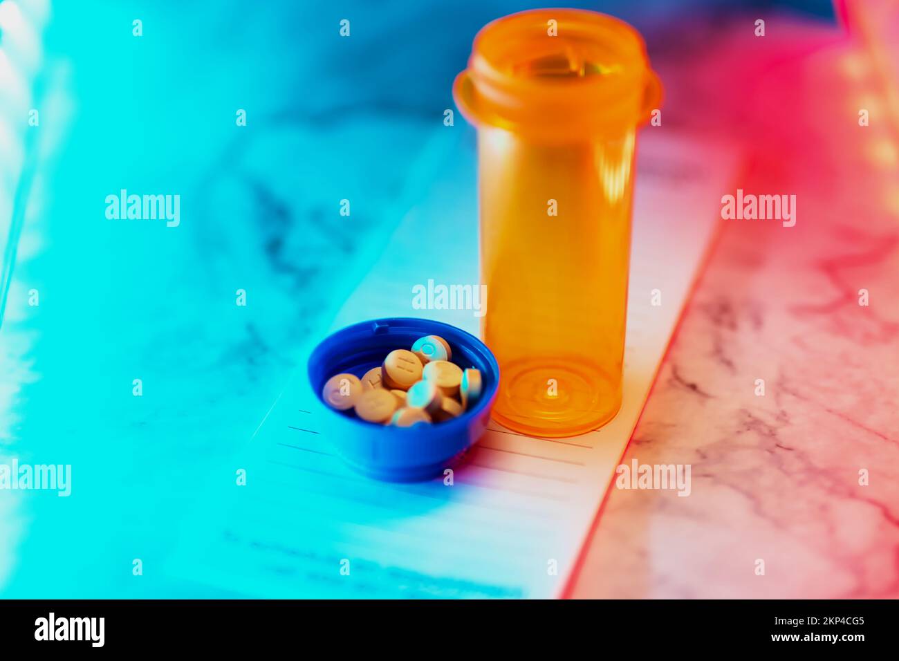 Aprire il flacone del medicinale con le pillole per qualcuno. sulla parte superiore di un tastierino di prescrizione luci a led al neon Foto Stock