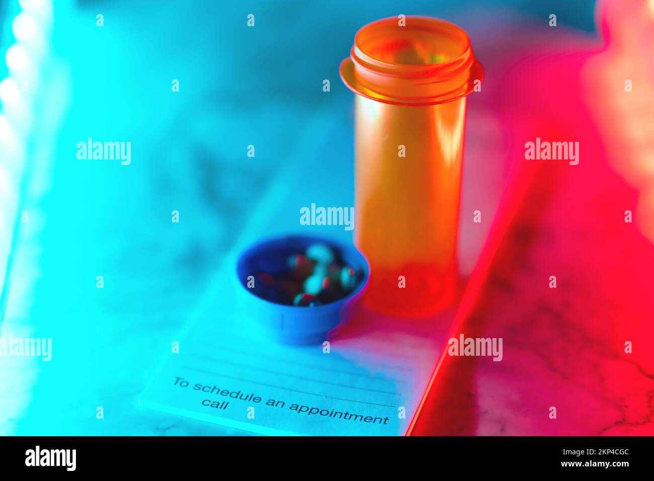 Aprire il flacone del medicinale con le pillole per qualcuno. sulla parte superiore di un tastierino di prescrizione luci a led al neon Foto Stock