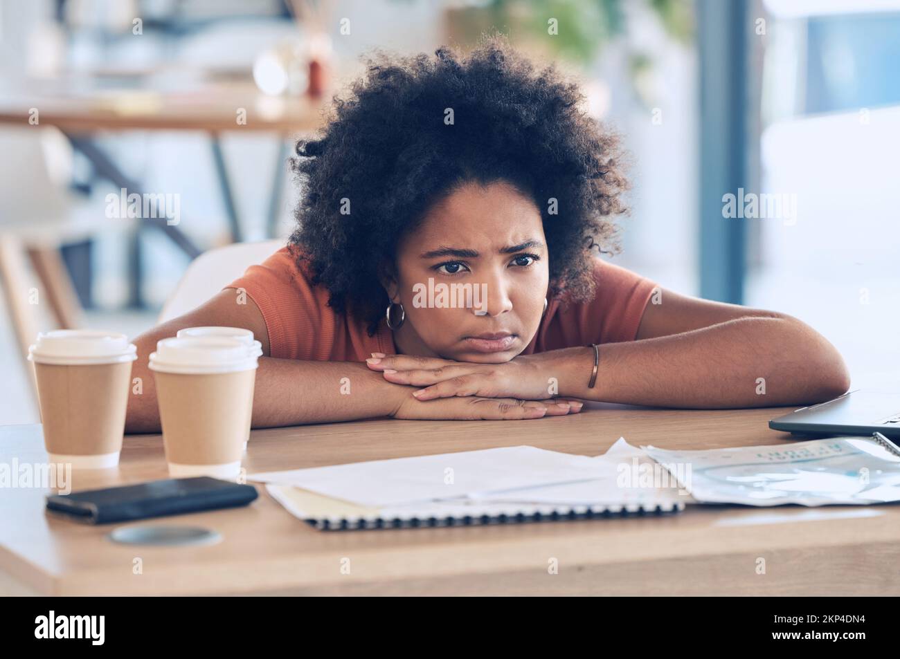 Donna nera stanca, pigra e frustrata, stress aziendale e burnout in ufficio, sul posto di lavoro e in fallimento. Arrabbiato, depressione e annoiato dipendente, mentale Foto Stock