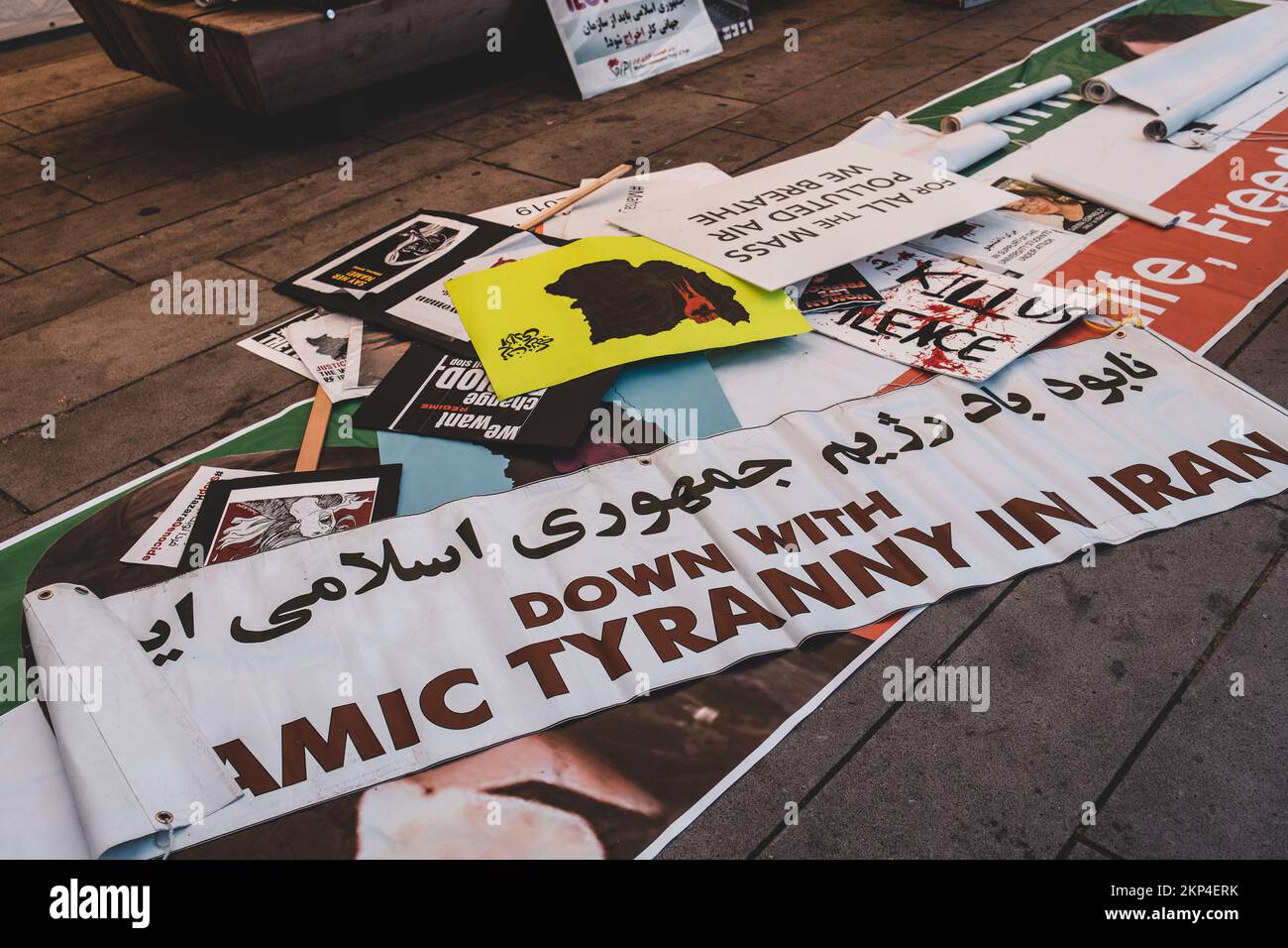 Vancouver, Canada - Ottobre 14,2022: Grande raduno a sostegno delle proteste iraniane di fronte alla Galleria d'Arte di Vancouver. Vista di segno giù con il Tyran islamico Foto Stock