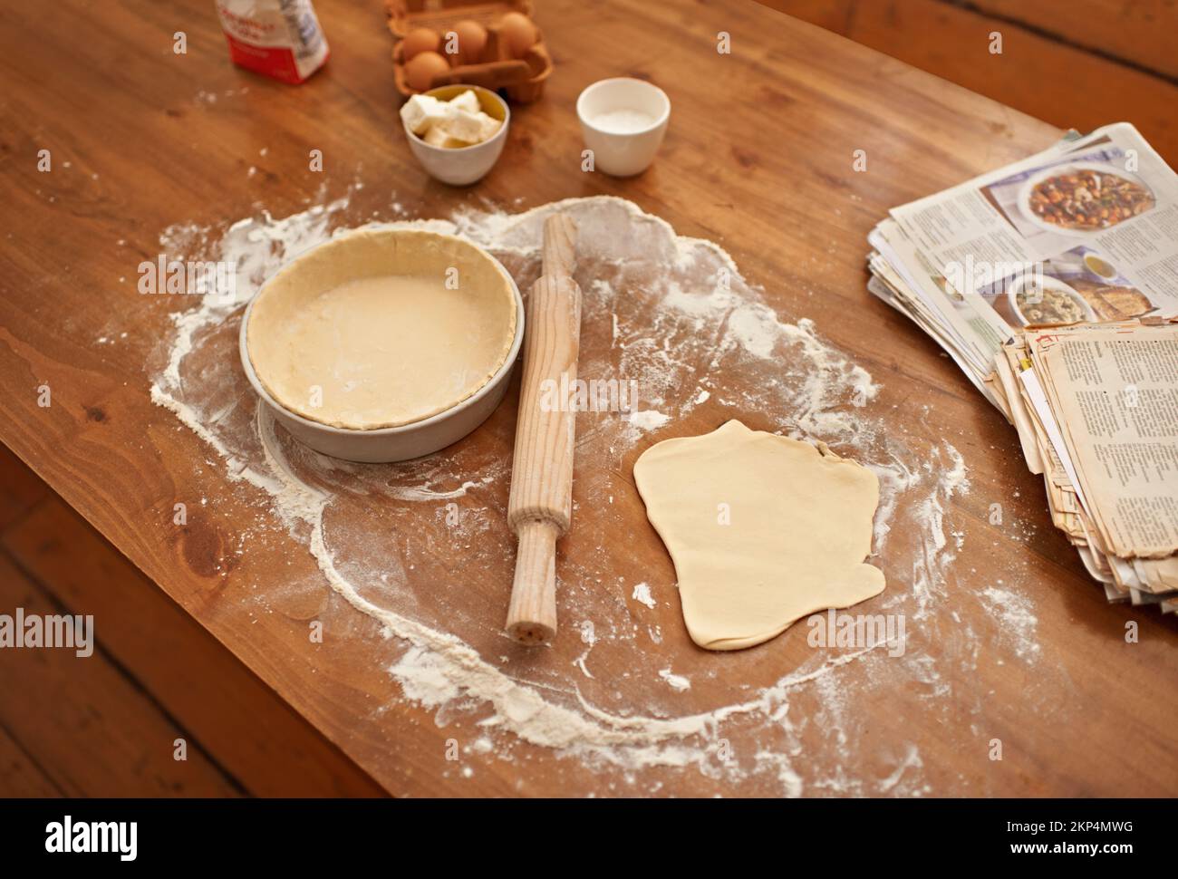 Pronto per il riempimento. ingredienti per torte su un bancone da cucina. Foto Stock