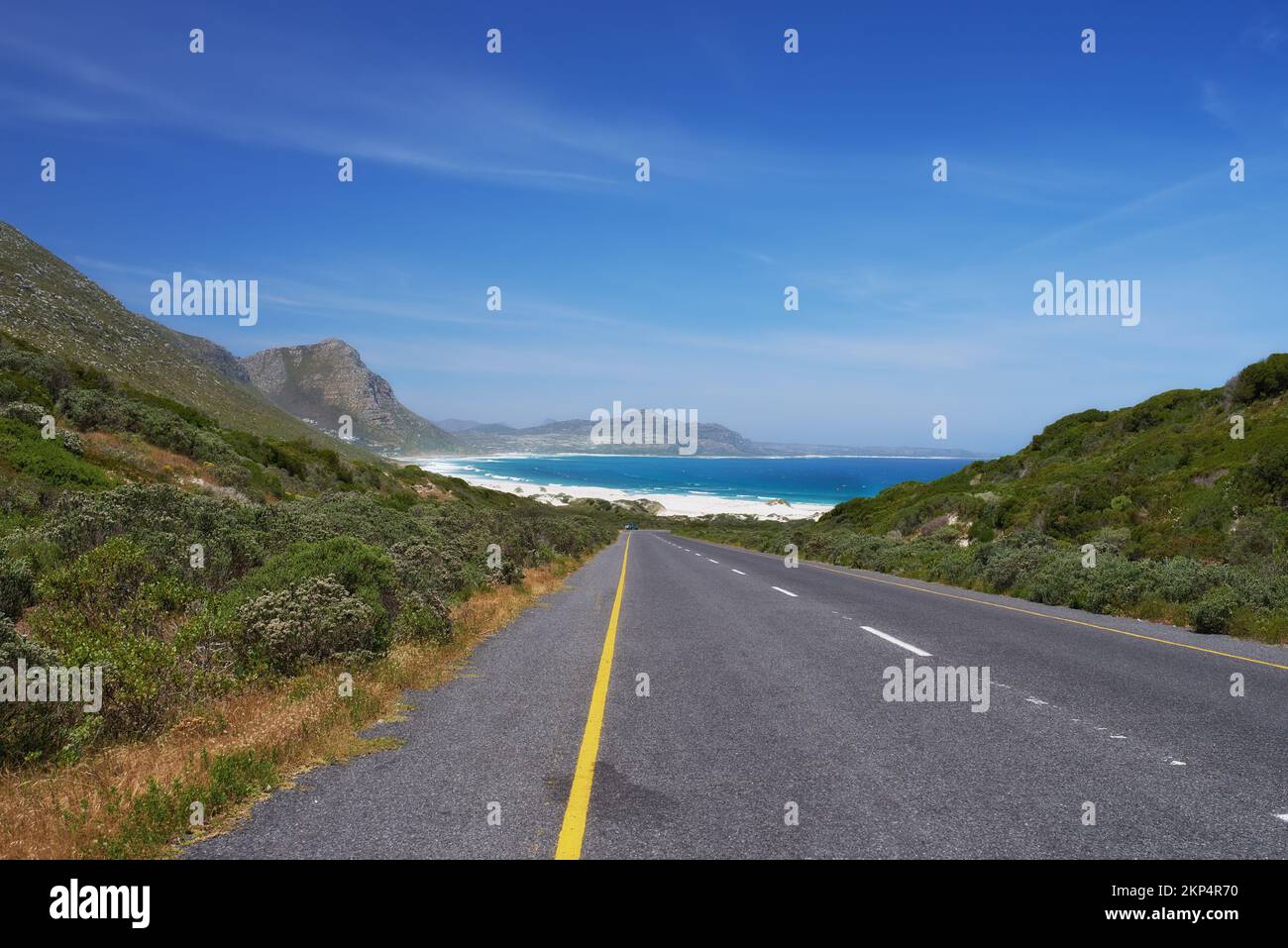 Bei viaggi, una strada vuota attraverso la campagna. Foto Stock