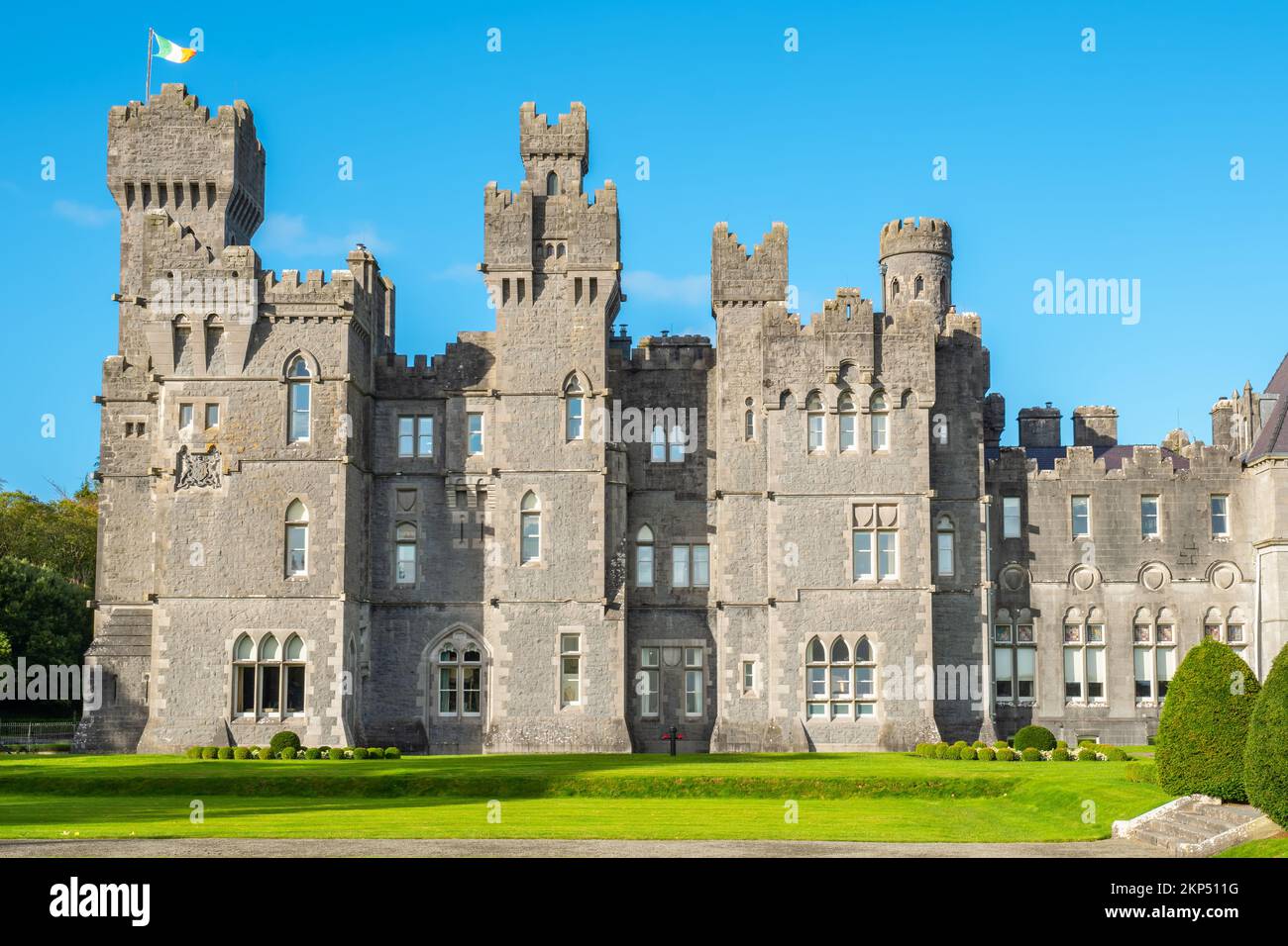Vista sulle torri del castello medievale di Ashford. Cong, County Mayo, Irlanda Foto Stock