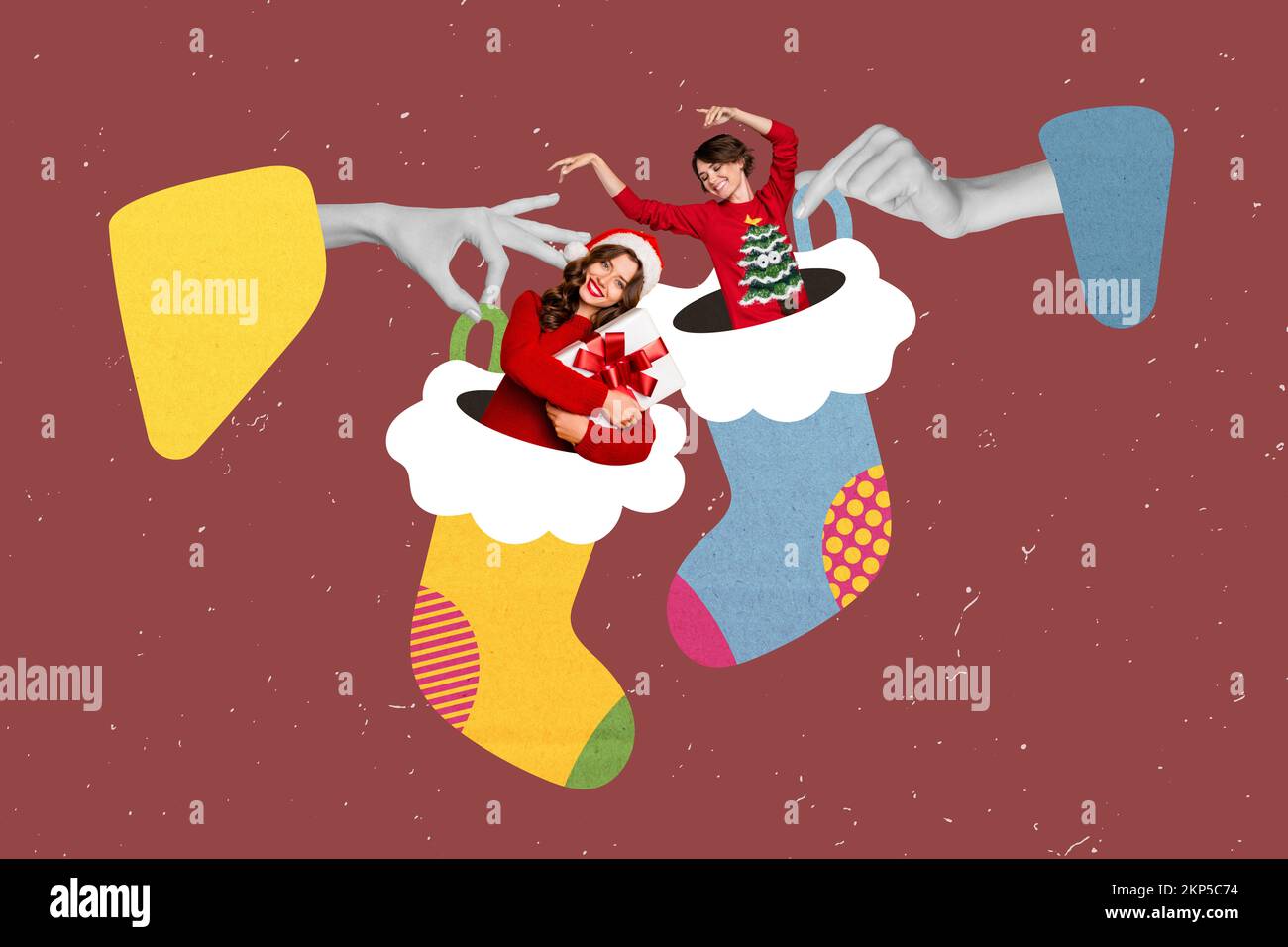 Collage grafica grafica immagine di braccia con calze di Natale babbo natale assistenti all'interno di sfondo isolato pittura Foto Stock