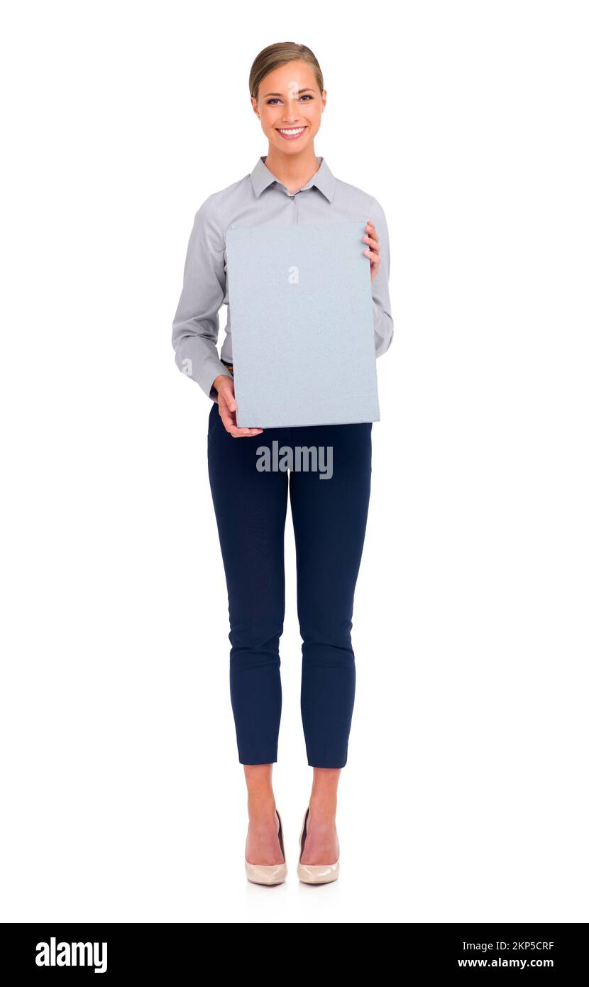 Qualcosa di cui ogni donna di carriera ha bisogno. Foto da studio di una giovane e attraente donna d'affari con un cartello bianco. Foto Stock