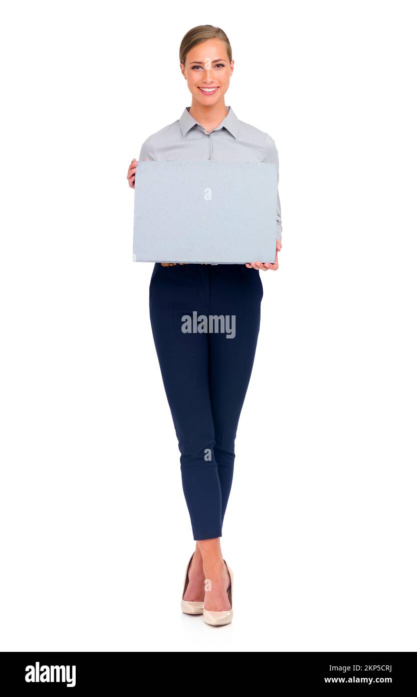 Lei sa di cosa parla shes. Foto da studio di una giovane e attraente donna d'affari con un cartello bianco. Foto Stock
