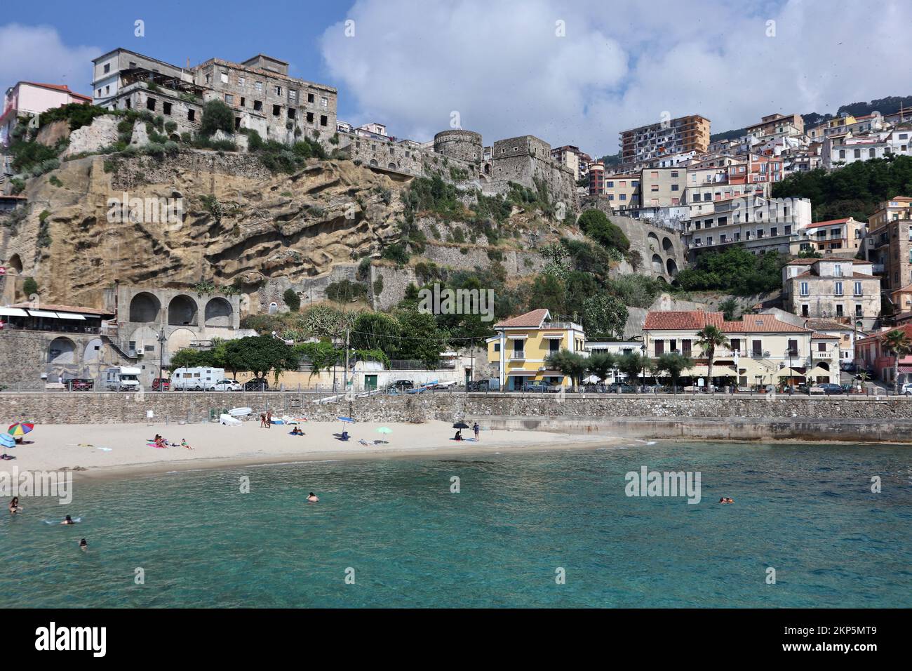 Pizzo Calabro - Panorama del borgo dal molo frangiflutti Foto Stock