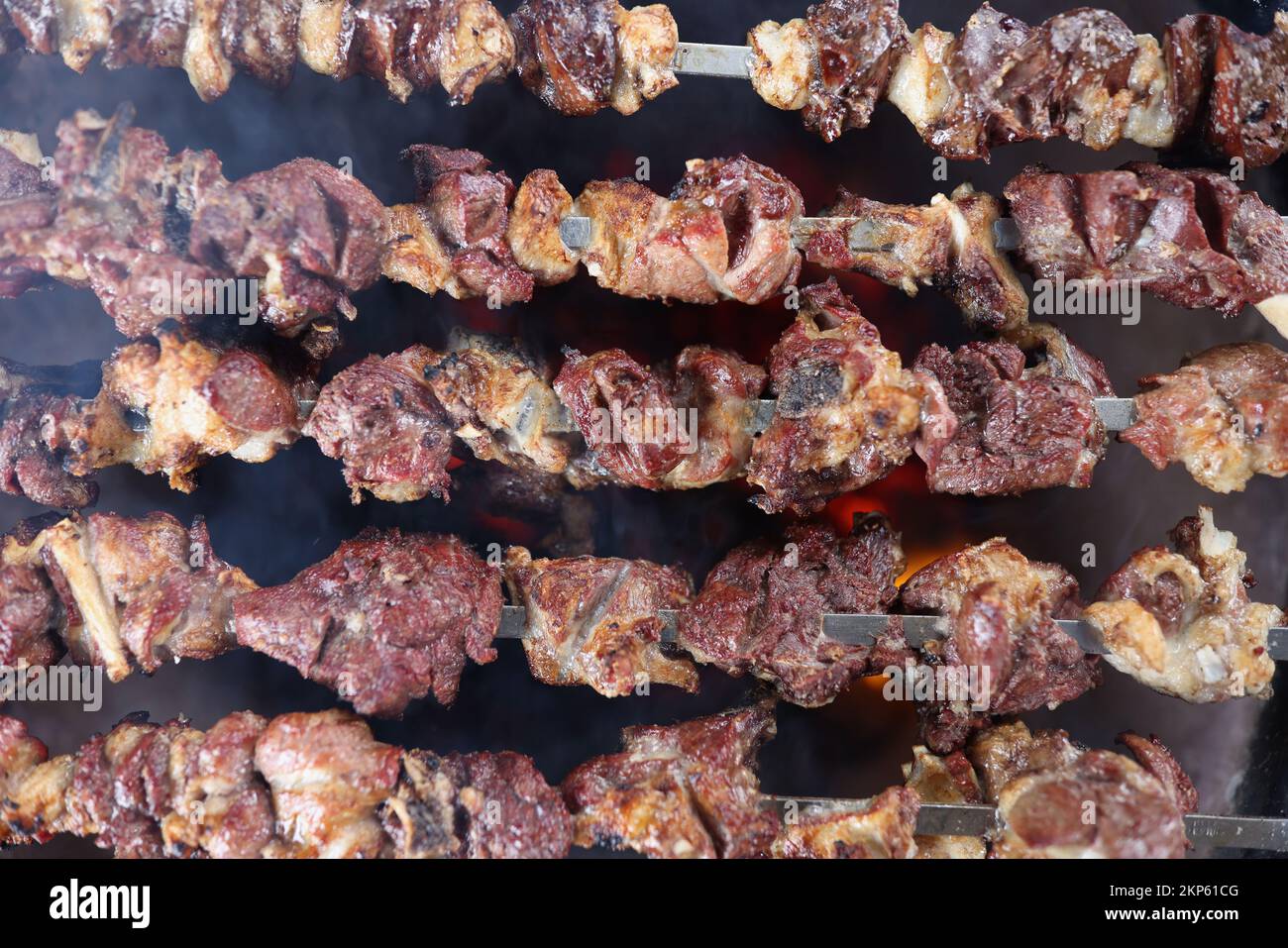Deliziosi e appetitosi kebab fritti sul primo piano spiedini Foto Stock