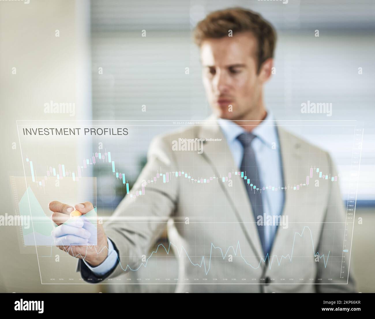 Le aziende moderne prosperano sui progressi tecnologici. un uomo d'affari che utilizza un'interfaccia digitale. Foto Stock