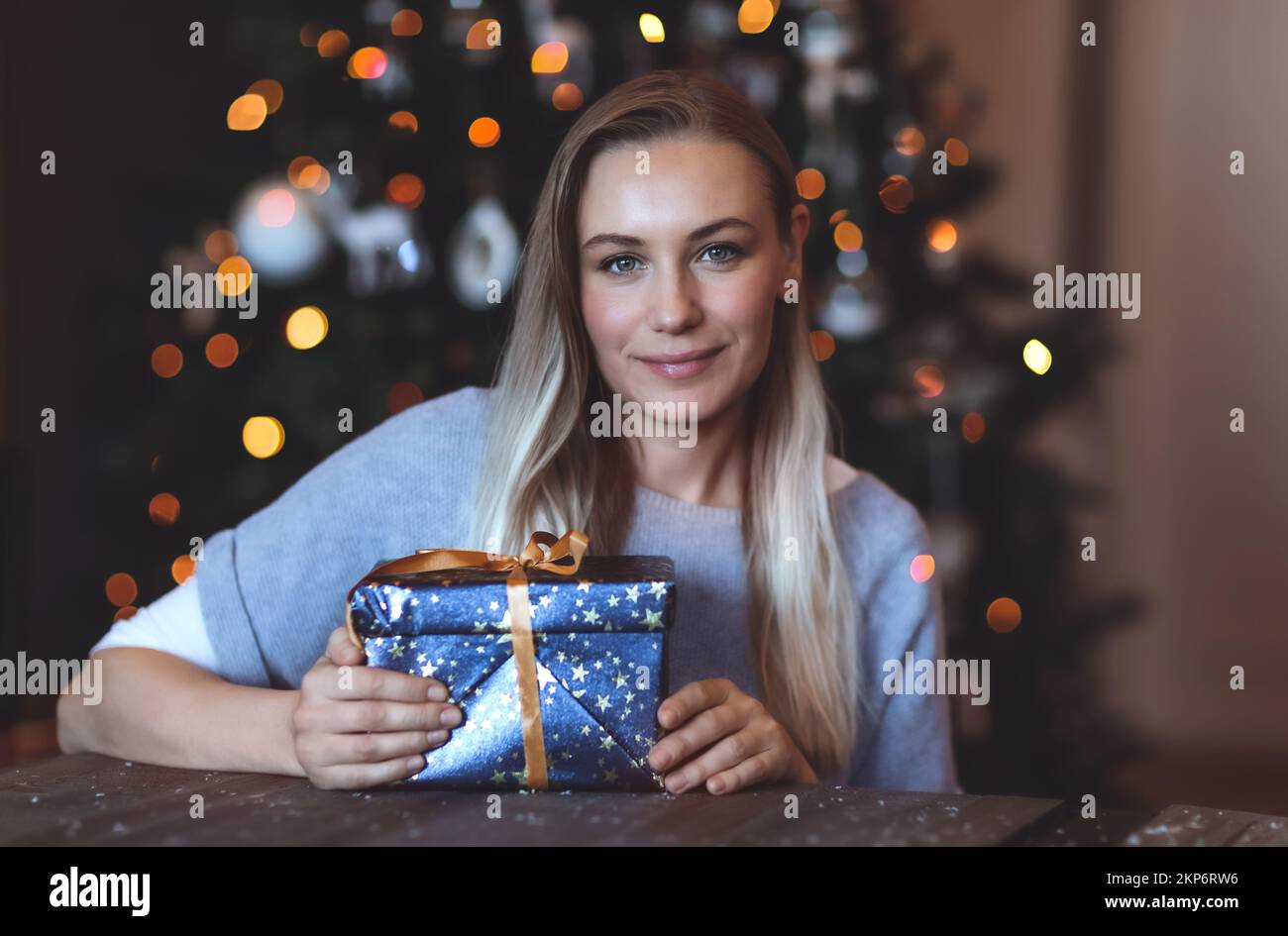 Bella femmina con regali di Natale Foto Stock