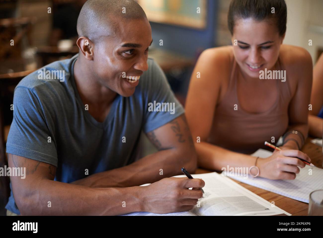 Condividono un obiettivo di successo accademico. due giovani amici che studiano insieme in una caffetteria. Foto Stock