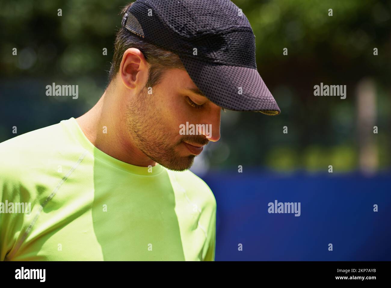 HES re dell'argilla. Un tennista maschio in piedi su un campo. Foto Stock