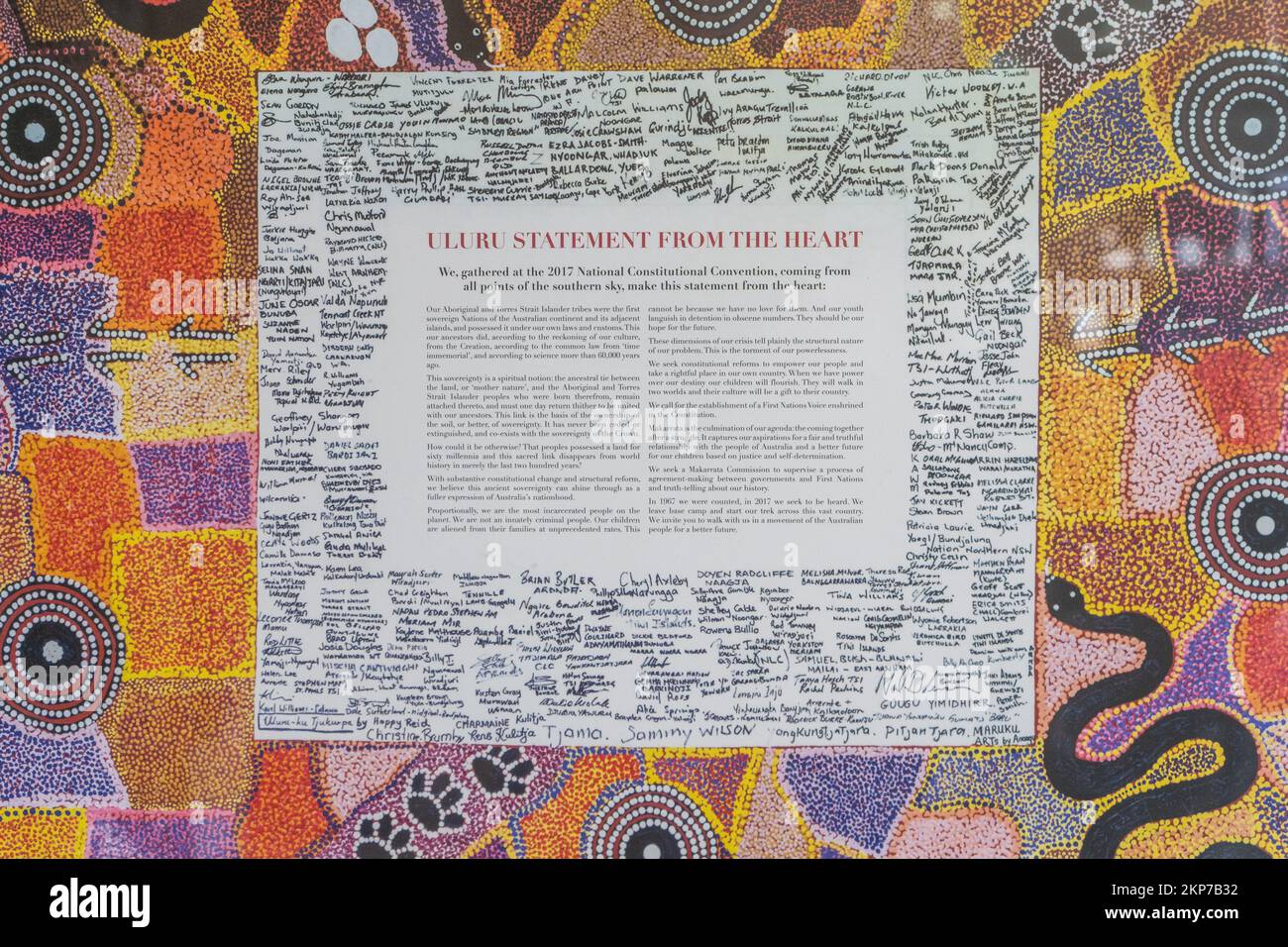 Adelaide, Australia. 28 novembre 2022. Dichiarazione di Uluru dal cuore che celebra le culture aborigene e torres dritte delle isole. Credito: amer Ghazza Foto Stock