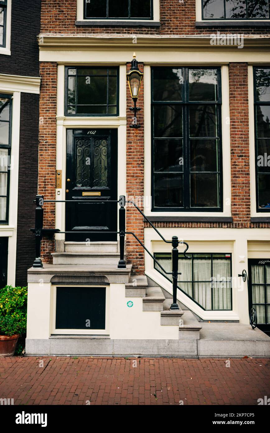 Una scala con recinzione in acciaio nero su una casa in mattoni Foto Stock