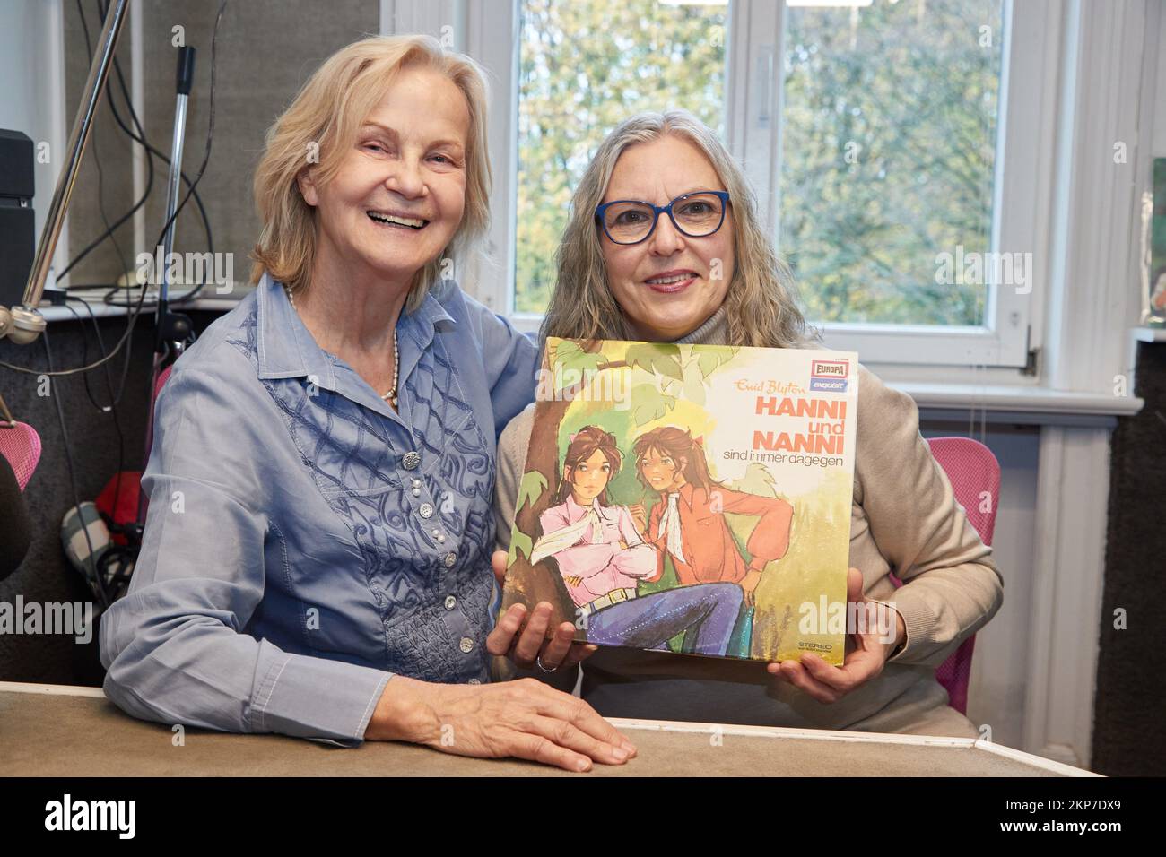 PRODUZIONE - 13 novembre 2022, Amburgo: Heikedine Körting (l), produttore, e Manuela Dahm, narratore, siedono durante una sessione fotografica per 50 anni di radio 'Hanni and Nanni' suonate nello studio di registrazione di Rothenbaum. L'adattamento di Enid Blyton sui due gemelli è stata la prima serie autoprodotta dall'icona di riproduzione radiofonica Heikedine Körting. Anche 50 anni più tardi, il nativo di Jena, che è anche responsabile di tali giochi radiofonici preferiti come 'TKG, 'Fünf Freunde' e 'Die drei ????', è ancora responsabile per le storie dei bambini da Amburgo, che sono ascoltati in tutto il paese. (A dpa '50 anni di 'Han Foto Stock