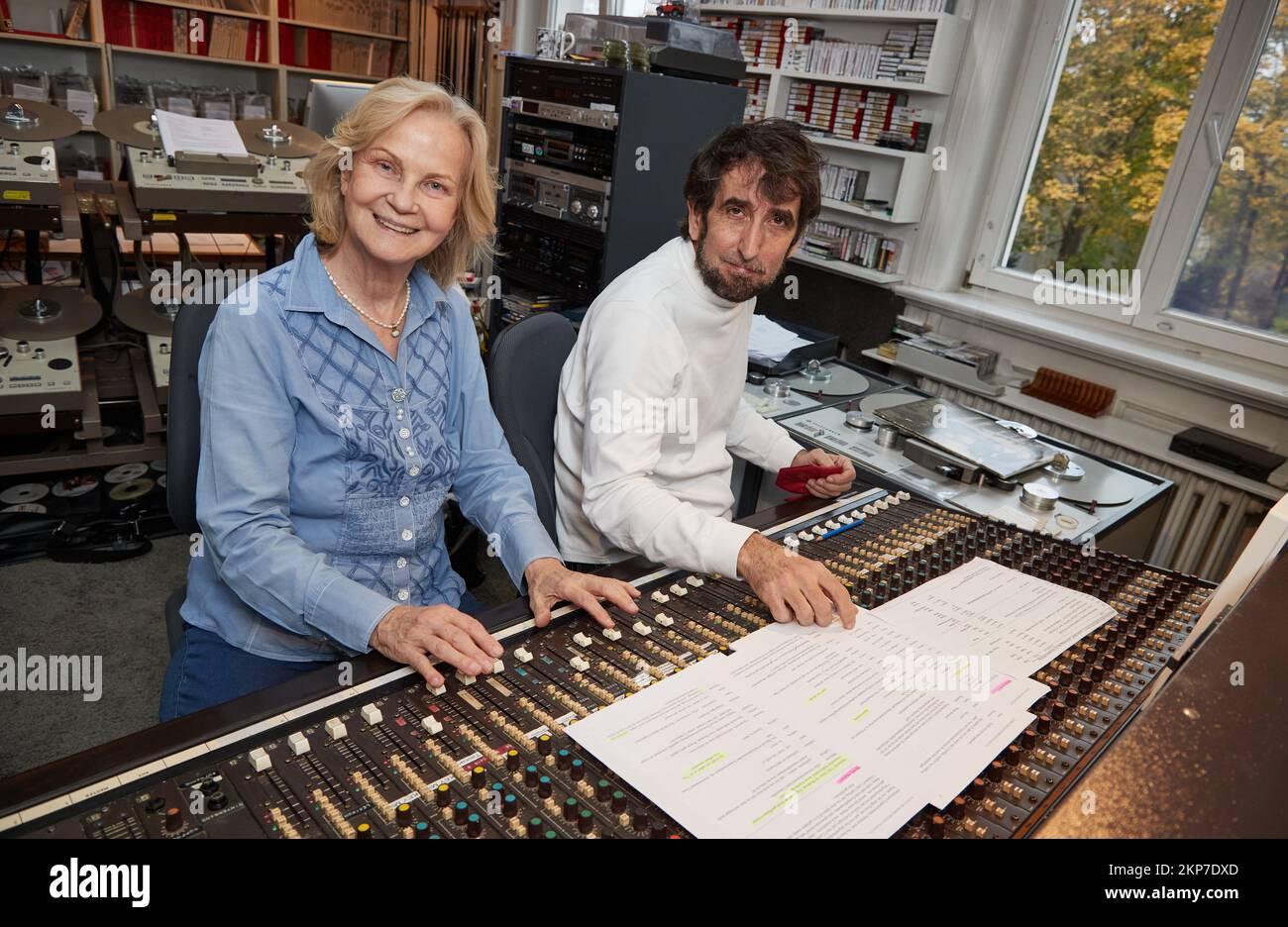 PRODUZIONE - 13 novembre 2022, Amburgo: Heikedine Körting, produttore, e Andre Minninger, autore, Siediti nello studio di registrazione di Rothenbaum durante una sessione fotografica per 50 anni di trasmissioni radiofoniche di 'Hanni and Nanni'. L'adattamento di Enid Blyton sui due gemelli è stata la prima serie autoprodotta dall'icona di riproduzione radiofonica Heikedine Körting. Anche 50 anni più tardi, il nativo di Jena, che è anche responsabile di tali giochi radiofonici preferiti come 'TKG, 'Fünf Freunde' e 'Die drei ????', è ancora responsabile per le storie dei bambini da Amburgo, che sono ascoltati in tutto il paese. (A dpa '50 anni di 'Hanni& Foto Stock