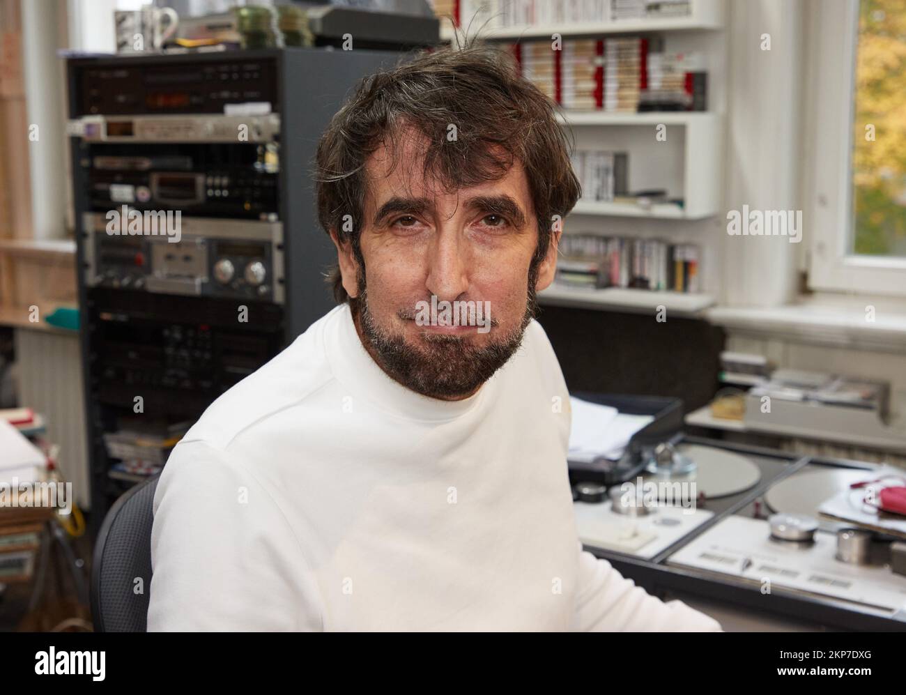 Amburgo, Germania. 13th Nov 2022. Andre Minninger, autore, siede nello studio di registrazione di Rothenbaum durante una sessione fotografica per 50 anni di trasmissioni radiofoniche 'Hanni and Nanni'. L'adattamento di Enid Blyton sui due gemelli è stata la prima serie autoprodotta dall'icona di riproduzione radiofonica Heikedine Körting. Cinquant'anni più tardi, il nativo di Jena, che ha prodotto anche brani preferiti come 'TKKG,' 'Fünf Freunde' e 'Die drei ???,' è ancora responsabile delle storie dei bambini di Amburgo che vengono ascoltate in tutto il paese. Credit: Georg Wendt/dpa/Alamy Live News Foto Stock