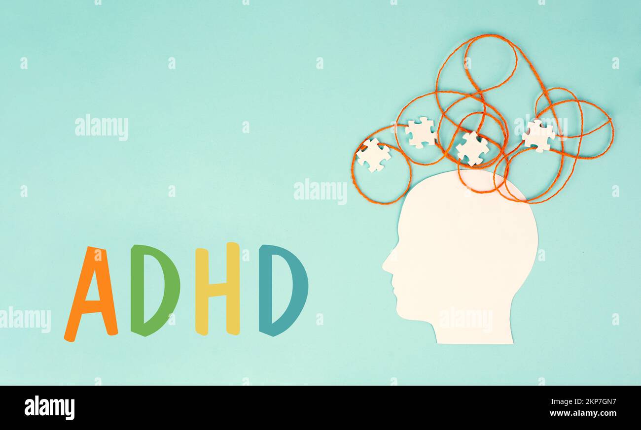 ADHD, disturbo da deficit di attenzione iperattività, salute mentale, testa con pezzi di puzzle Foto Stock