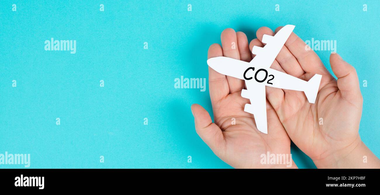 Aereo con CO 2, problema ambientale, emission di anidride carbonica con un volo, cambiamento climatico e riscaldamento globale Foto Stock