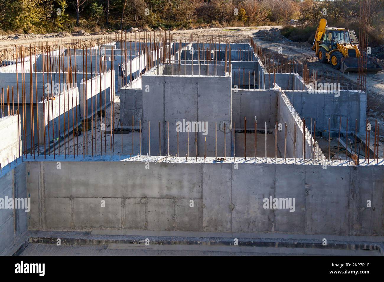 Accessori da costruzione nel cantiere. Strutture in barre di cemento armato in acciaio per calcestruzzo. Cantiere di edifici a più piani Foto Stock