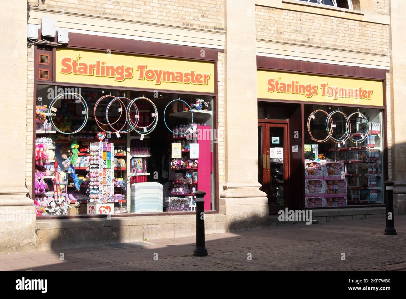 Un negozio di giocattoli vecchio stile con finestre piene di delizie colorate Foto Stock