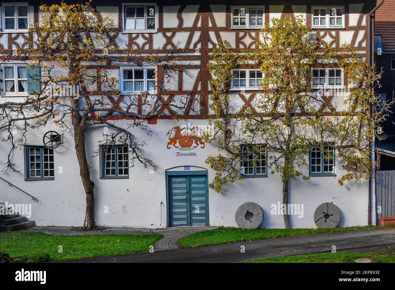 Casa a graticcio con alberi di spalier, Neumühle vicino Altusried, Allgäu, Baviera, Germania, Europa Foto Stock